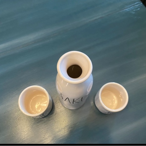 RAE DUNN Artisan Collection Sip Sip Sake Set 1 bottle 2 cups Serve-ware Dining - Picture 2 of 5
